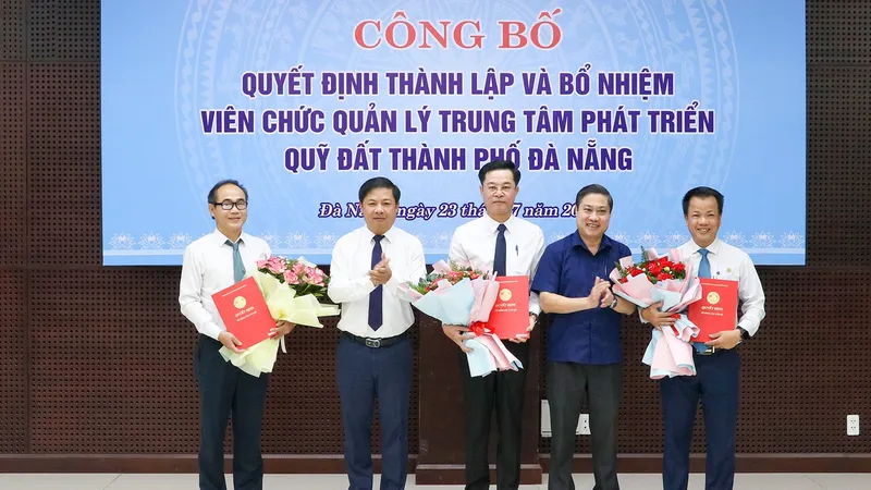 Chủ tịch UBND TP Đà Nẵng trao quyết định thành lập và bổ nhiệm lãnh đạo Trung tâm