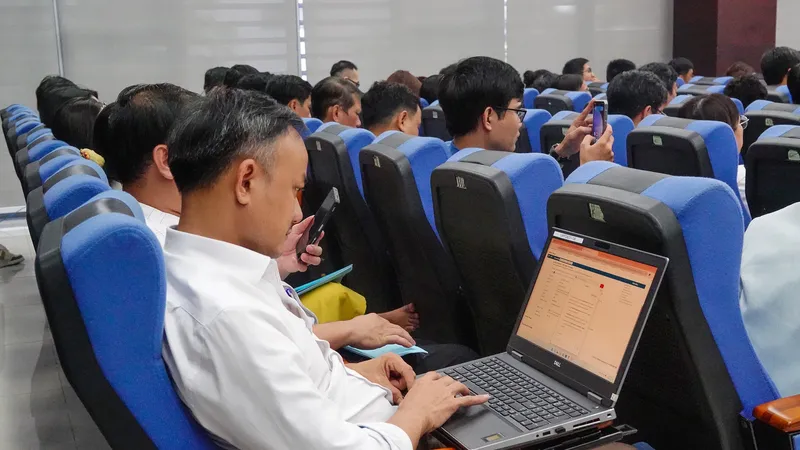 Cán bộ, người lao động tập huấn ứng dụng AI trong quản lý nhà nước. Ảnh: XUÂN QUỲNH
