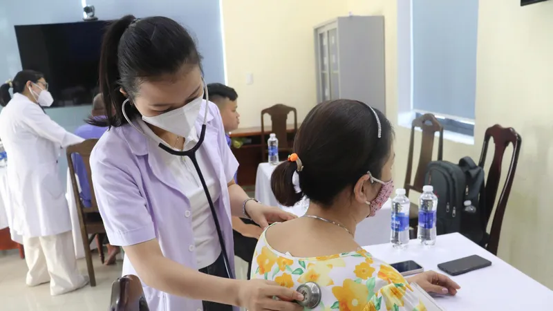 Người dân đã đến khám bệnh rất đông từ sáng sớm. Ảnh: XUÂN QUỲNH