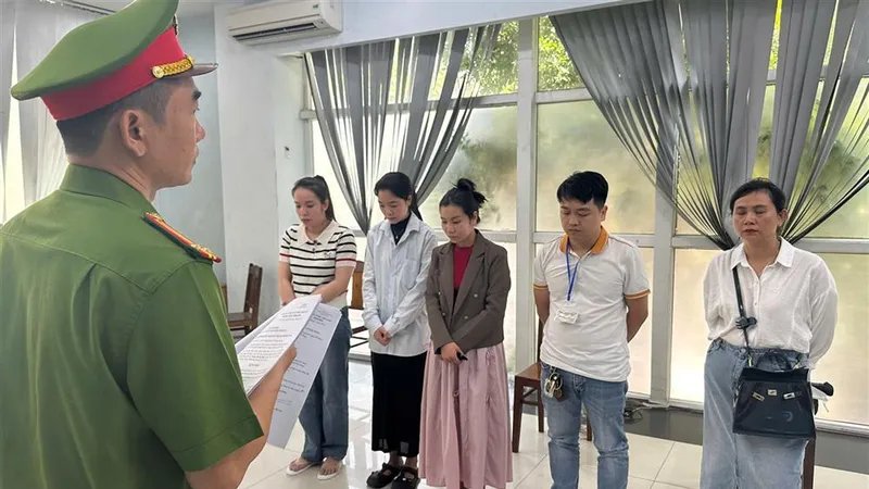 Cơ quan điều tra tống đạt các quyết định