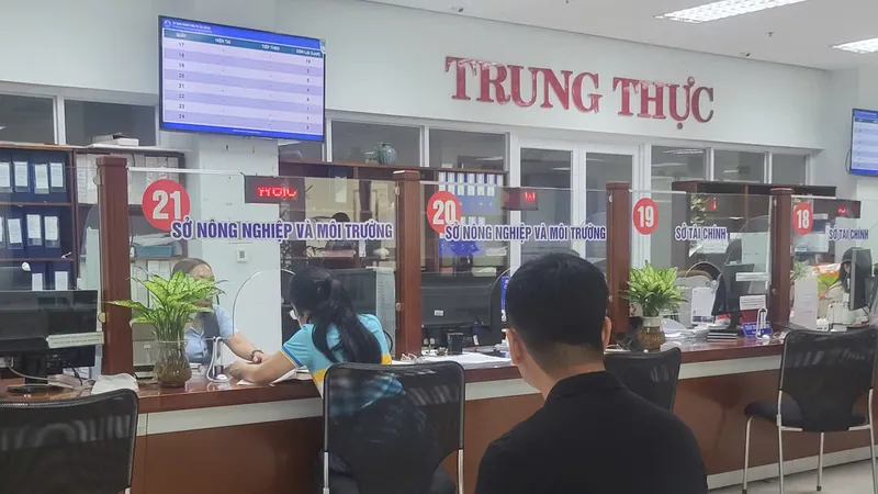 Người dân làm thủ tục hành chính tại Trung tâm hành chính TP Đà Nẵng. Ảnh: XUÂN QUỲNH