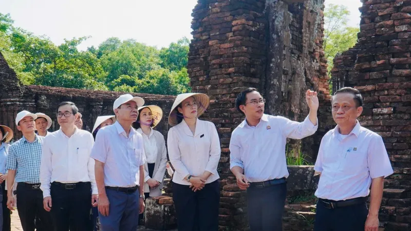 Bà Nguyễn Thị Anh Thi, Phó Chủ tịch UBND TP Đà Nẵng cùng đoàn công tác tham quan Thánh địa Mỹ Sơn
