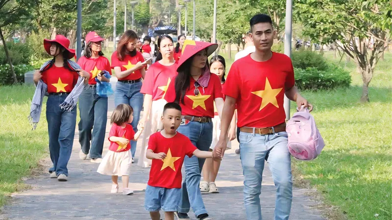 Nhiều du khách lựa chọn đến Huế du lịch trải nghiệm theo nhóm gia đình bằng phương tiện ô tô cá nhân và tàu hỏa trong dịp Quốc khánh 2-9. Ảnh: VĂN THẮNG