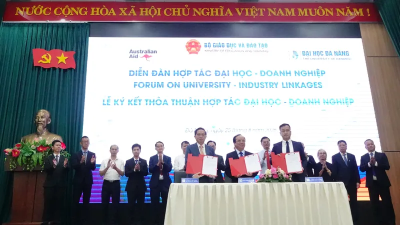 Đại học Đà Nẵng ký MOU với Navigos Group và CT Group. Ảnh: XUÂN QUỲNH