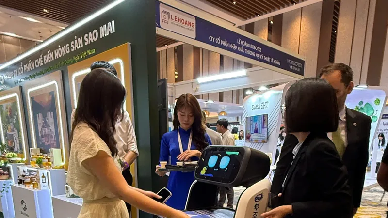 Robot lễ tân tại HorecFex Việt Nam 2025. Ảnh: XUÂN QUỲNH