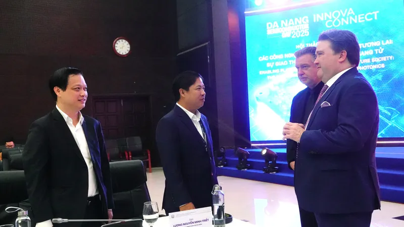 Ông Lương Nguyễn Minh Triết, Chủ tịch UBND TP Đà Nẵng và Đại sứ Hoa Kỳ tại Việt Nam Marc Knapper trao đổi trước khi ngày hội bắt đầu. Ảnh: XUÂN QUỲNH