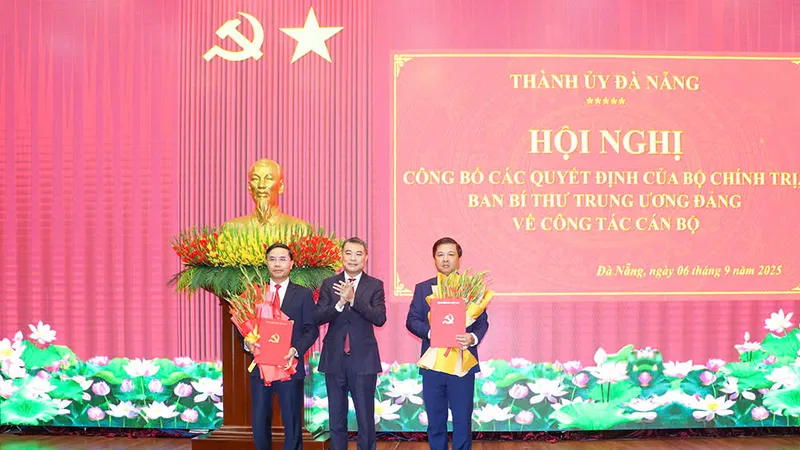 Trao quyết định cho các cán bộ