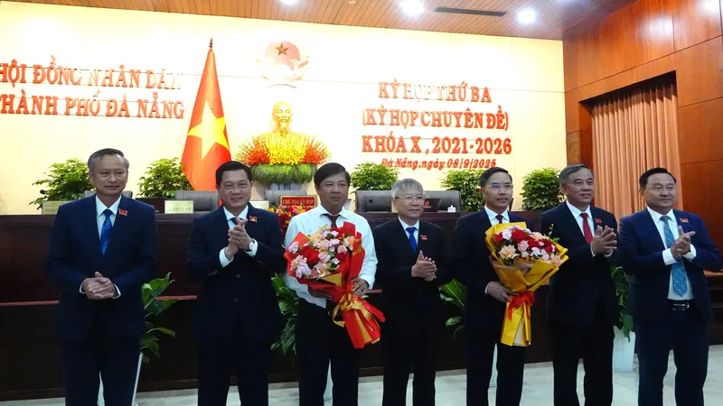 Lãnh đạo HĐND TP Đà Nẵng tặng hoa cho ông Lương Nguyễn Minh Triết và ông Phạm Đức Ấn. Ảnh: XUÂN QUỲNH