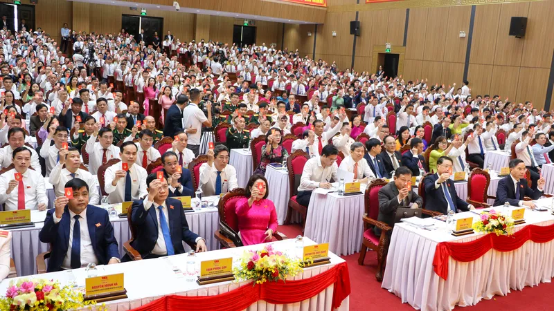 Các đại biểu biểu quyết thông qua chương trình đại hội. Ảnh: XUÂN QUỲNH