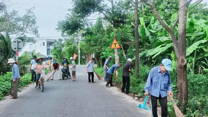 Người dân chung tay dọn vệ sinh tuyến đường, góp phần xây dựng nông thôn mới văn minh
