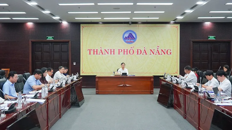Ông Phạm Đức Ấn, Chủ tịch UBND TP Đà nẵng chủ trì cuộc họp trực tuyến