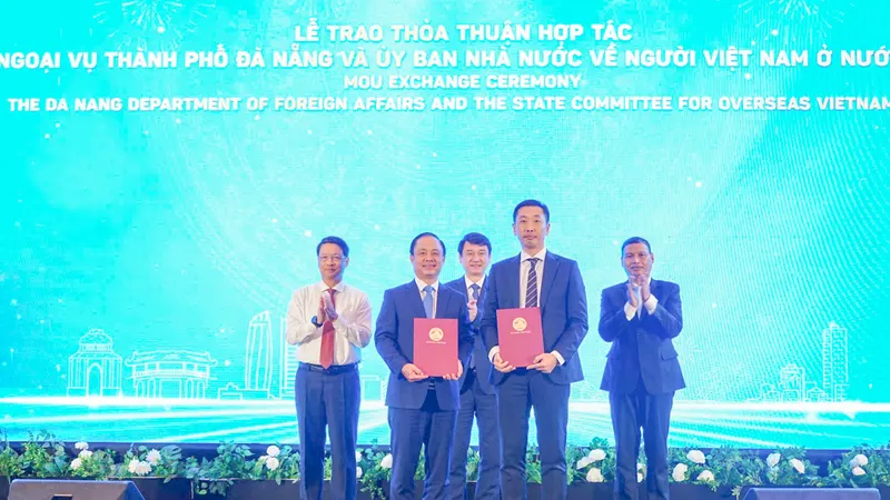 Trao thỏa thuận hợp tác. Ảnh: XUÂN QUỲNH