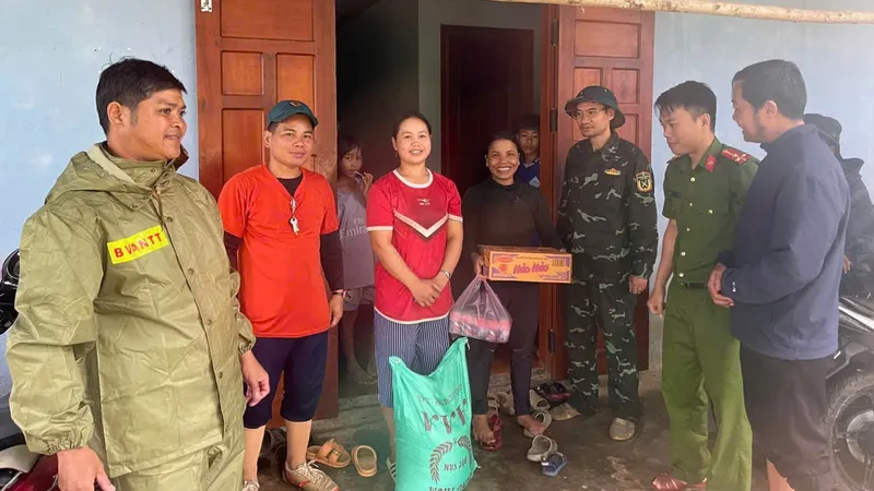 Lãnh đạo UBND xã A Vương thăm hỏi, động viên người dân thôn A’ur đang ở lại trung tâm xã do mưa lớn chia cắt đường về thôn. Ảnh: BRIU QUÂN