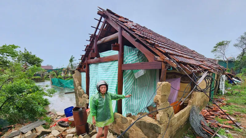Ông Nguyễn Quốc Lự (trú thôn Hòa Bình, xã Lộc Hà, tỉnh Hà Tĩnh) thoát chết trong gang tấc. Ảnh: DƯƠNG QUANG