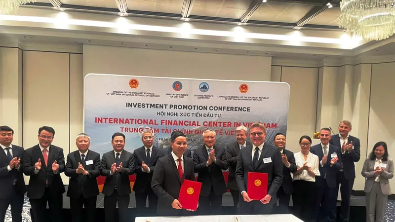 Chủ tịch UBND TP Đà Nẵng Phạm Đức Ấn ký kết Bản ghi nhớ hợp tác về Trung tâm tài chính với Công ty Frankfurt Main Finance