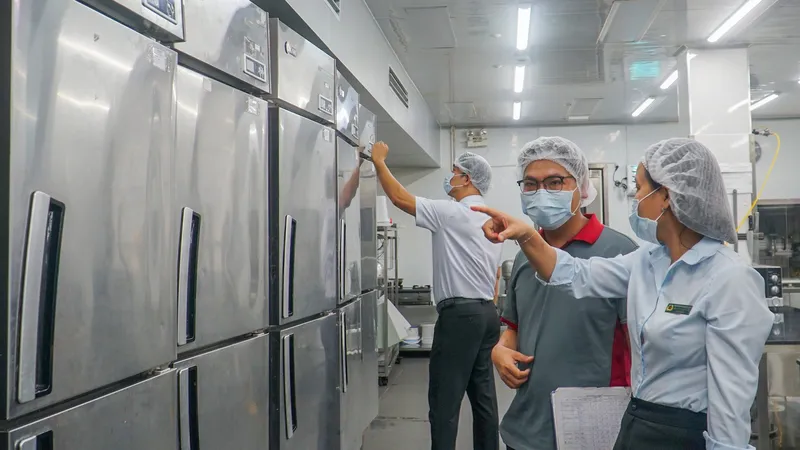 Đoàn kiểm tra tiến hành giám sát quy trình chế biến tại cửa hàng ABC Bakery. Ảnh: XUÂN QUỲNH