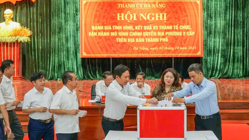 Đông đảo cán bộ, công chức, viên chức từ các cơ quan, đơn vị TP Đà Nẵng tích cực tham gia đóng góp. Ảnh: XUÂN QUỲNH
