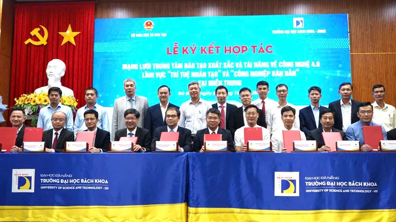 Các trường đại học tham gia ký kết hợp tác. Ảnh: XUÂN QUỲNH