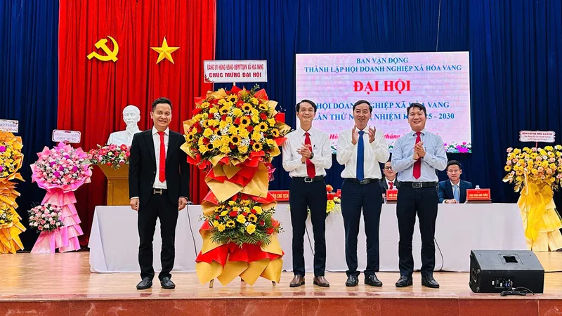 Lãnh đạo xã Hòa Vang tặng hoa chúc mừng đại hội. Ảnh: XUÂN QUỲNH