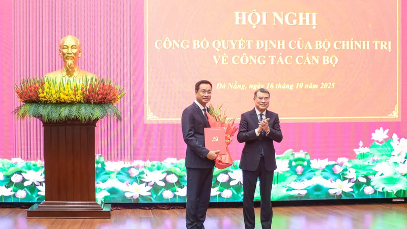 Đồng chí Lê Minh Hưng, Ủy viên Bộ Chính trị, Bí thư Trung ương Đảng, Trưởng ban Tổ chức Trung ương trao quyết định cho đồng chí Lê Ngọc Quang, Bí thư Thành ủy Đà Nẵng. Ảnh: XUÂN QUỲNH