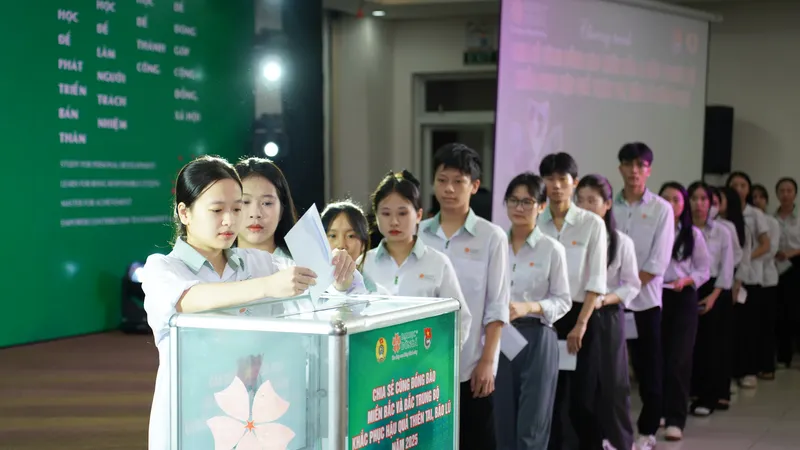Thầy trò Đại học Đông Á quyên góp ủng hộ đồng bào khắc phục hậu quả thiên tai, bão lũ năm 2025