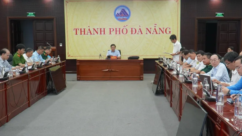 Ông Trần Nam Hưng, Phó Chủ tịch UBND TP Đà Nẵng chủ trì cuộc họp trực tuyến với các ngành, địa phương vào chiều 20-10