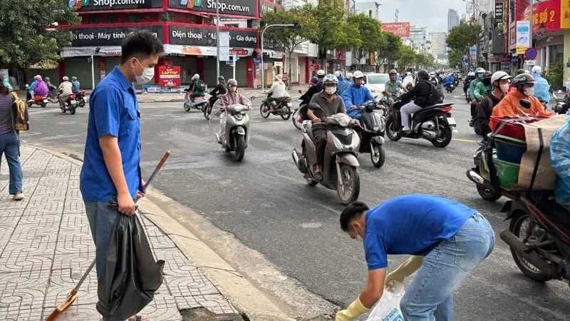 Các hội đoàn thể thuộc phường Thanh Khê (TP Đà Nẵng) khơi thông cống rãnh ở những tuyến đường lớn