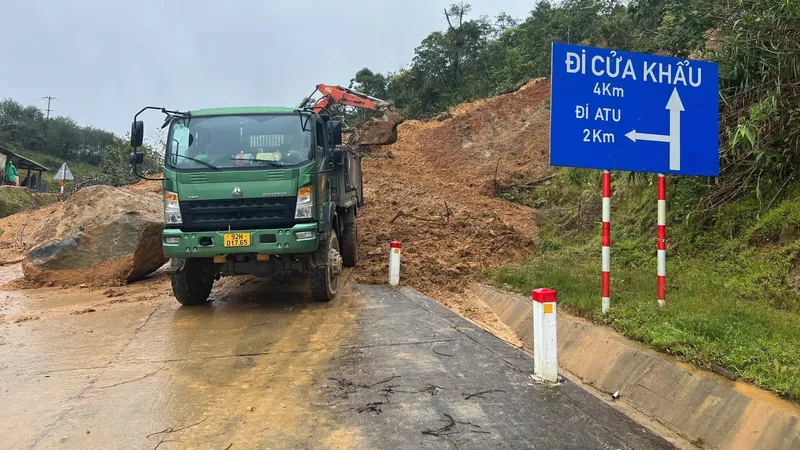 Sạt lở nghiêm trọng trên đường lên cửa khẩu Tây Giang. Ảnh: Xã Hùng Sơn