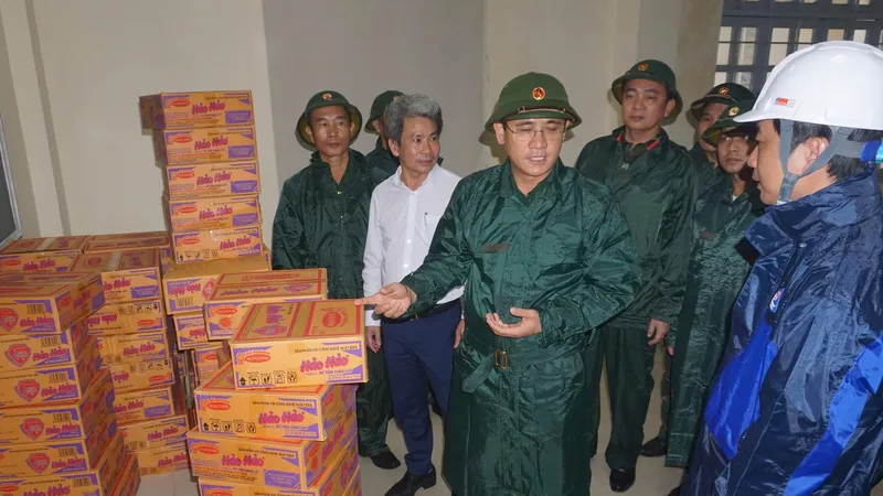 Các trường học ở Đà Nẵng mở cửa xuyên đêm đón người dân, sinh viên tránh bão