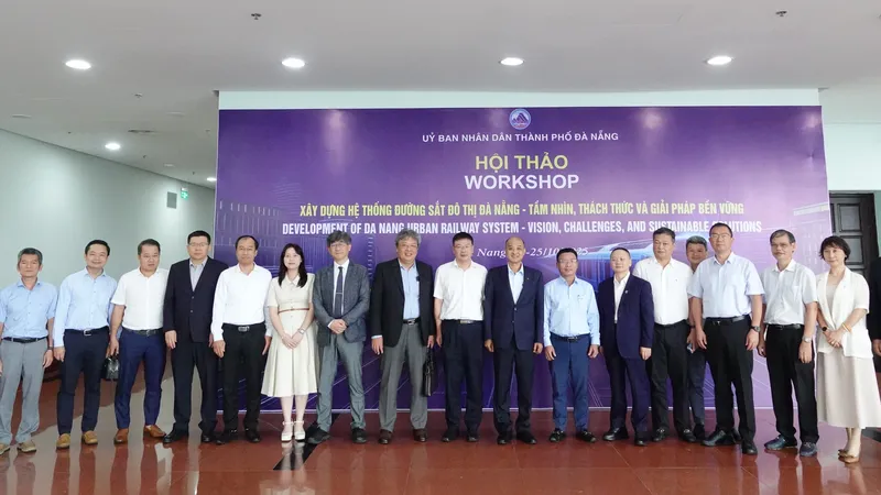 Các chuyên gia, nhà quản lý chụp hình lưu niệm. Ảnh: XUÂN QUỲNH