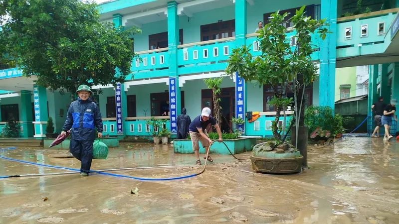 Nước lũ thất thường, người dân Đà Nẵng tất bật dọn bùn