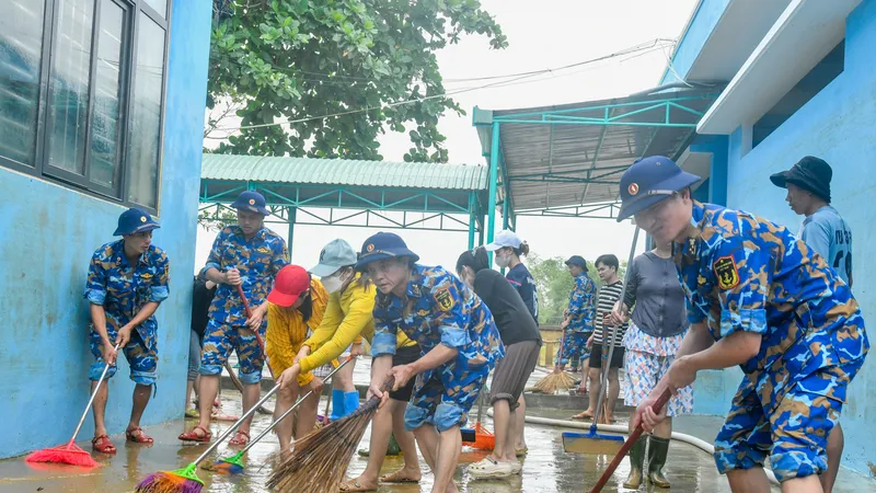 Cán bộ, chiến sĩ Trung đoàn 351 dọn dẹp tại trường Tiểu học Nguyễn Văn Cừ