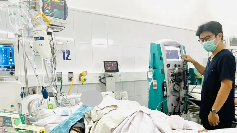 Các bác sĩ bệnh viện Đà Nẵng điều trị trường hợp bị rắn cắn