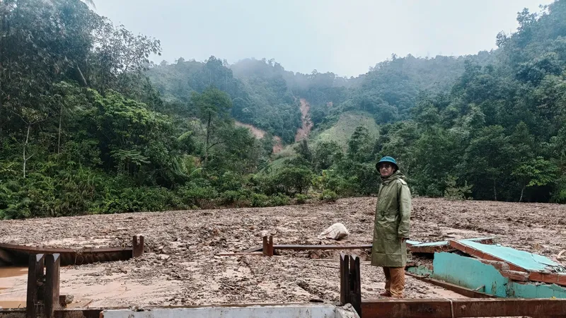 Mưa lũ và sạt lở đất cuốn trôi nhiều nhà cửa ở TP Đà Nẵng