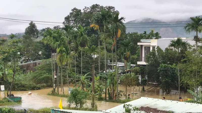 Mặt đường ở thôn Tây An (phường Hòa Xuân) gần như biến mất giữa làn nước mênh mông. Ảnh: XUÂN QUỲNH