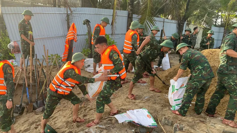 Lực lượng quân đội phối hợp gia cố tạm thời các điểm xói lở sâu