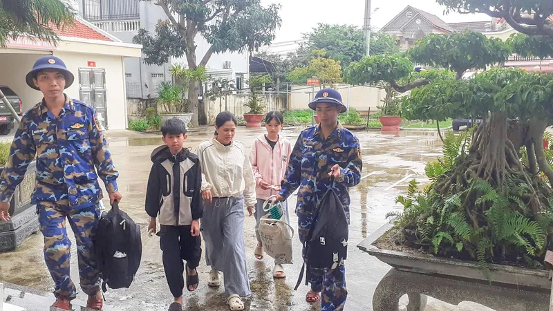 Bộ đội Trạm Ra đa 555 tiếp nhận người dân vào tránh trú 