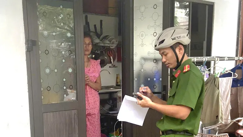 Công an phường Hải Châu xuống từng nhà thu thập thông tin đất đai
