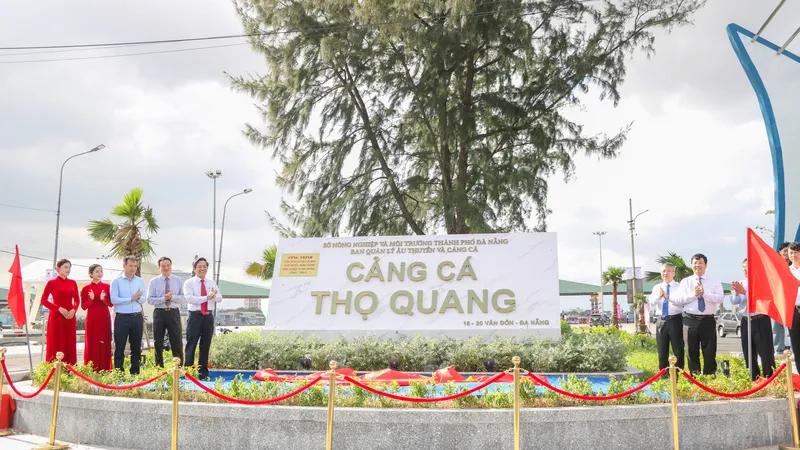 Lãnh đạo TP Đà Nẵng thực hiện nghi thức gắn biển công trình. Ảnh: XUÂN QUỲNH