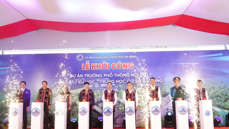 Lãnh đạo TP Đà Nẵng bấm nút khởi công. Ảnh: XUÂN QUỲNH