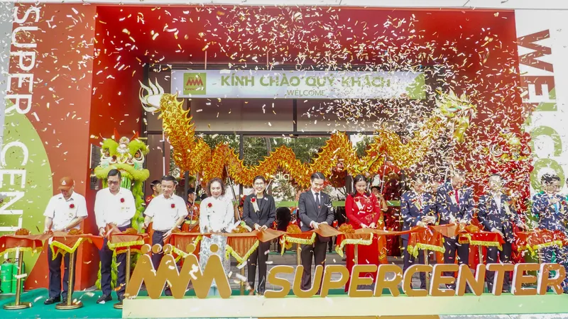 Các đại biểu cắt băng khánh thành. Ảnh: XUÂN QUỲNH