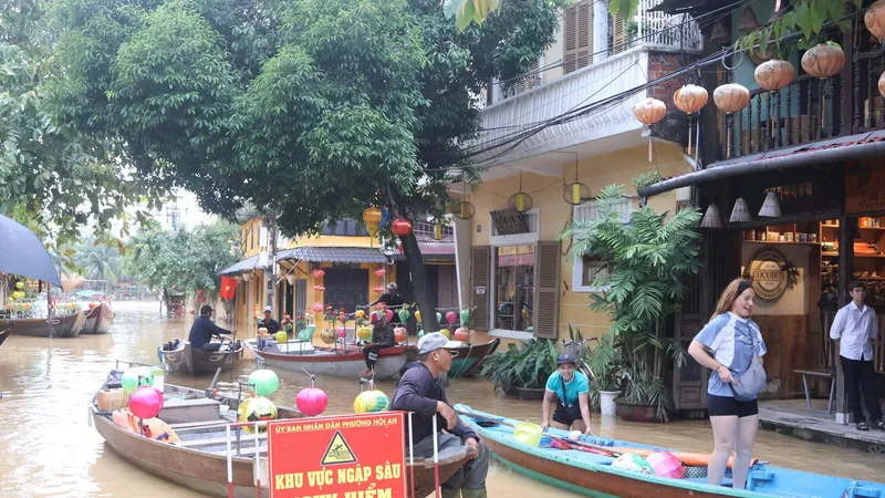 Nước sông Hoài dâng cao, chia cắt tuyến đường Lê Lợi. Ảnh: PHẠM NGA
