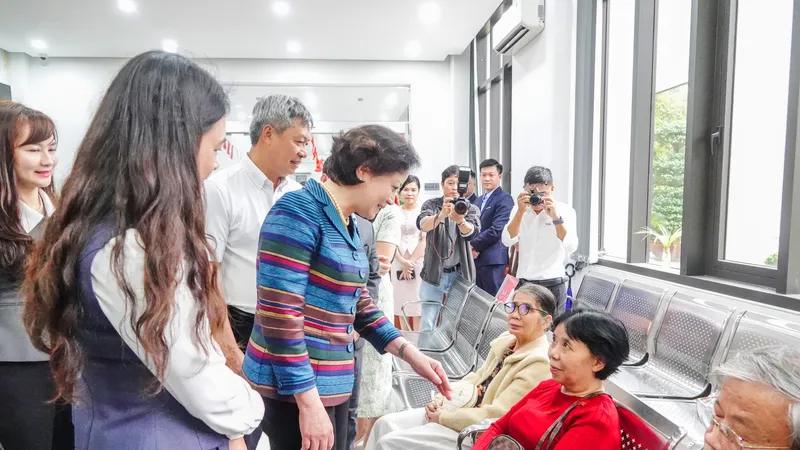 Phó Thủ tướng Phạm Thị Thanh Trà hỏi thăm người dân thực hiện thủ tục hành chính. Ảnh: XUÂN QUỲNH