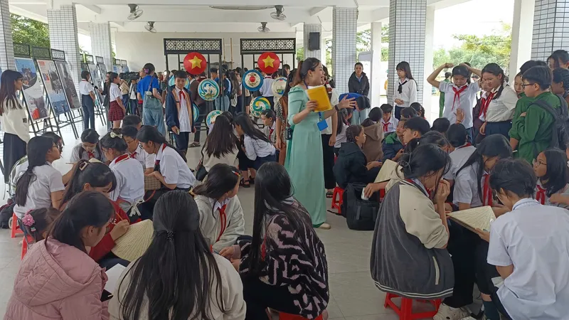Nhà trưng bày Hoàng Sa phối hợp với Đoàn Thanh niên phường An Khê và Trường THCS Nguyễn Đình Chiểu tổ chức Ngày hội Di sản văn hóa biển. Ảnh: XUÂN QUỲNH
