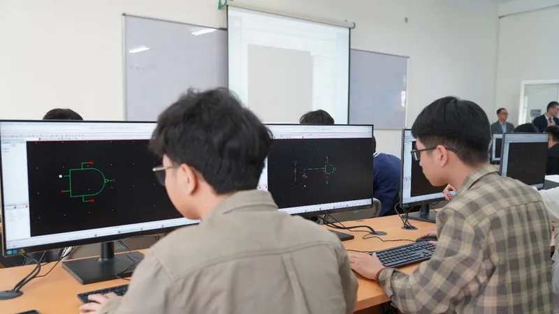 Sinh viên Đại học Bách khoa (Đại học Đà Nẵng) thực hành tại phòng thực hành Thiết kế vi mạch