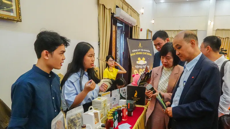 Lãnh đạo TP Đà Nẵng tham quan một số gian hàng khởi nghiệp đổi mới sáng tạo. Ảnh: XUÂN QUỲNH
