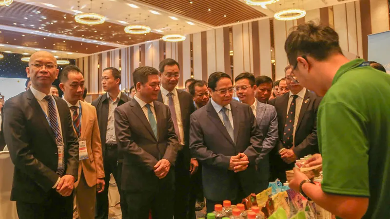 Thủ tướng Phạm Minh Chính tham quan trưng bày sản phẩm dịch vụ, công nghiệp, hậu cần tại diễn đàn. Ảnh: XUÂN QUỲNH