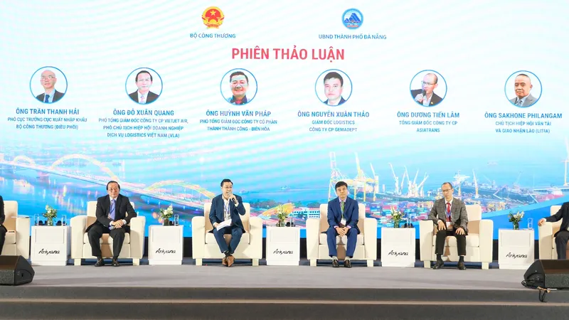 Các diễn giả thảo luận tại phiên chuyên đề. Ảnh: XUÂN QUỲNH
