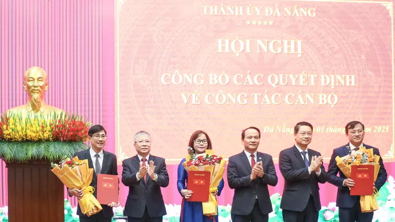 Phó Bí thư Thường trực Thành ủy Đà Nẵng Nguyễn Đình Vĩnh và các đồng chí Thường trực Thành ủy tặng hoa chúc mừng các cán bộ được bổ nhiệm