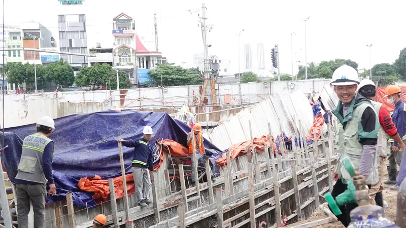 Đơn vị thi công tiến hành khắc phục. Ảnh: XUÂN QUỲNH
